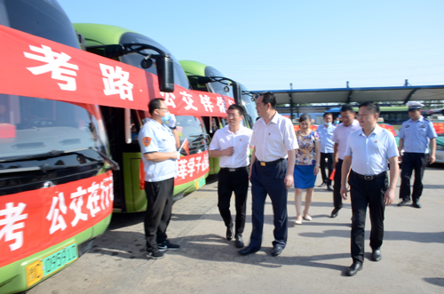 1594375623837165.jpg A 加油考生!公交送考伴你前行 01.jpg