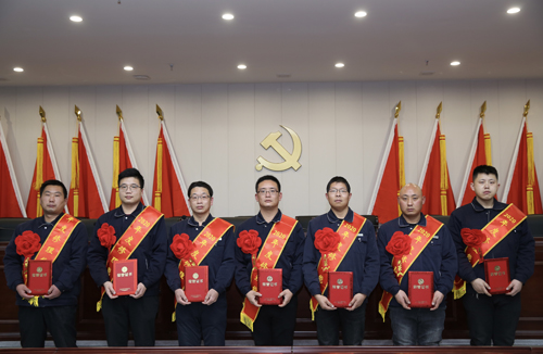 0206 修理能手從左至右依次為 邵冠峰、王寶玉、潘春樂(lè )、李龍、許特斯、韓利杰、寇增亮.jpg