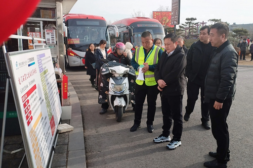 A1 集團黨委書(shū)記、董事長(cháng)王保東到龍門(mén)石窟公交站調研